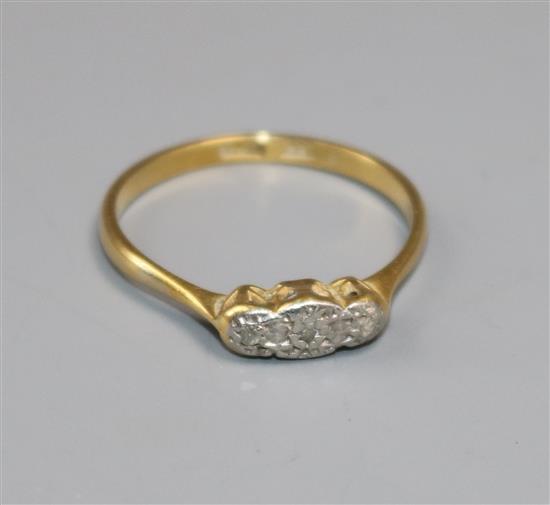 A small 18ct gold and three stone diamond ring, size O.